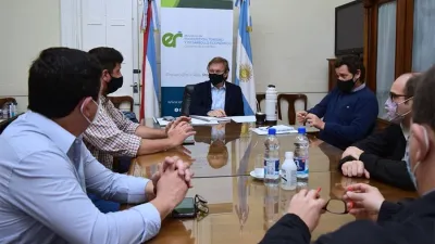 Reunión entre los directivos de la Cámara Entrerriana de Turismo y el ministro de Producción, Turismo y Desarrollo de la provincia, Juan José Bahillo.