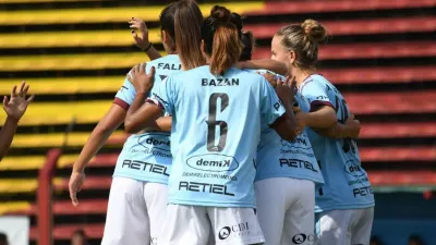 La entrerriana Mariana Gaitán anotó en la goleada de UAI Urquiza, que llegó a la punta