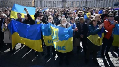 La Plaza de San Pedro en el Vaticano estuvo repleta de fieles y peregrinos que enarbolaron decenas de banderas azul y amarillo.
