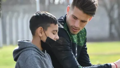 El entrerriano Ezequiel Unsain recibió al niño que lo abrazó tras la derrota ante Boca