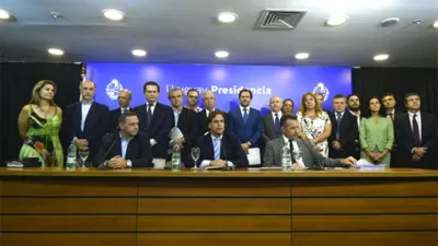 El gabinete en pleno y la presidenta del Congreso de Intendentes rodearon al presidente uruguayo Lacalle Pou cuando anunció las medidas por el coronavirus.