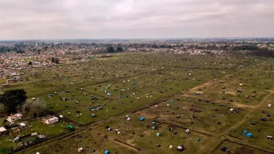 La usurpación de tierras (campos en la zona rural, terrenos y otros predios en las zonas urbanas) fueron repudiadas por la Sociedad Rural de Gualeguaychú.