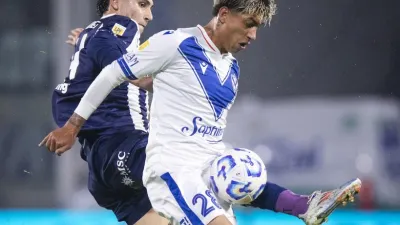 Fútbol: Vélez festejó en Córdoba y tomó aire en la tabla anual