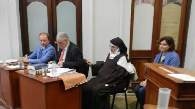 La ex priora del Convento Carmelitas de Nogoyá, Luisa Ester Toledo, fue condenada hoy en primera instancia a la pena de tres años de prisión efectiva por el delito de privación ilegítima de la libertad doblemente calificada por el uso de violencia y amenazas y por su duración superior a un mes (dos hechos en concurso real).