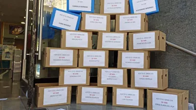 Los trabajadores de Vialidad pusieron cajas en la puerta para invitar a los gerentes macristas a depositar sus cosas e irse del organismo.