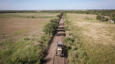 A pesar de los escasos recursos, Exequiel Donda y Alfredo Bel celebran que “en dos meses y medio arreglamos 7.000 kilómetros de caminos productivos”.