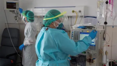 El total de infectados con Covid-19 asciende a un acumulado de 989.680 y las víctimas fatales suman un total de 26.267 personas.