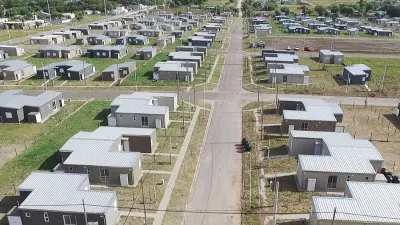 Hace más de un año que los vecinos del Barrio “Mutual Modelo 300 Viviendas” reclaman por los innumerables inconvenientes en sus casas. La problemática está judicializada.