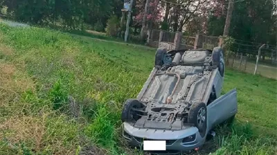 El vuelco se produjo en inmediaciones del kilómetro 15 de la Ruta 18, jurisdicción de Colonia Avellaneda.
