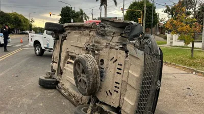 El vuelco se registró en Paraná y el conductor dio alcoholemia positiva. No hubo lesionados.