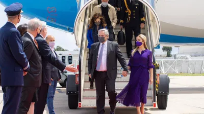 El vuelo llegó a Portugal, primera parada de la gira.