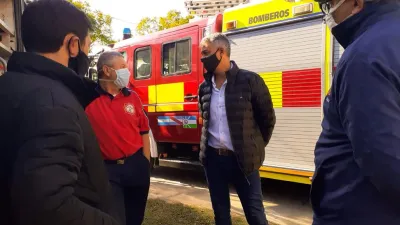 Diego Lara en el cuartel de Bomberos de María Grande
