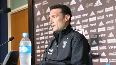 Scaloni confirmó el equipo con dos cambios, le reclamó al VAR y saludó a Mascherano