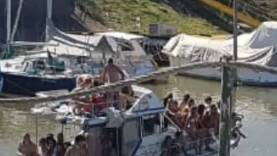 yate repleto de jóvenes 