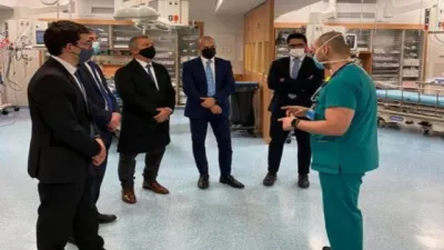 Urribarri visitó el hospital que realiza los ensayos clínicos de la vacuna israelí