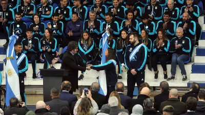 Rumbo a París 2024: Javier Milei hizo entrega de la bandera a los atletas argentinos