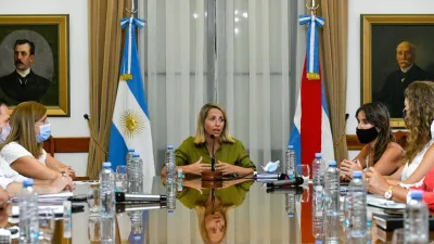 Coordinan acciones para abordar la situación generada por los incendios en la provincia