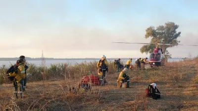 Brigadistas combaten incendios en el Delta entrerriano