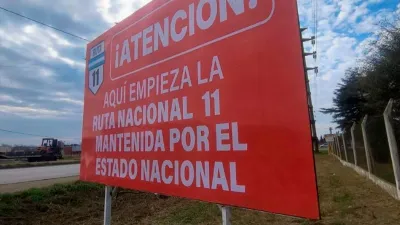 Carteles rojos para denunciar el "olvido" nacional. (GPSF).