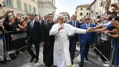 El papa León XIV saludando a la gente tras una misa en la iglesia Santo Tomás de Villanova, Castel Gandolfo, donde pasa sus vacaciones veraniegas.
