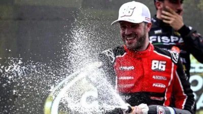 Agustín Canapino celebra la victoria en San Luis por el Turismo Carretera.