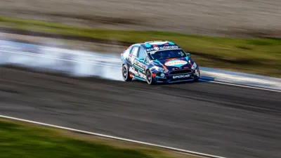 Antonino García, con el auto de Facundo Marques en el Turismo Nacional.