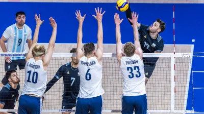 Ataque de Luciano Vicentín ante Finlandia, Mundial de Vóley 2025.