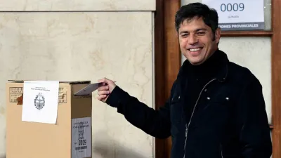 Axel Kicillof sonríe. Se convirtió en el gran ganador de la jornada electoral en la Provincia de Buenos Aires y se encamina para las presidenciales de 2027.