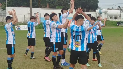 Los jugadores de Belgrano aplauden tras la victoria ante Oro Verde.
