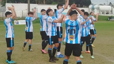 Los jugadores de Belgrano aplauden tras la victoria ante Oro Verde.