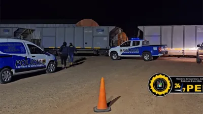 El siniestro se produjo entre una moto y una formación ferroviaria de la empresa “Trenes Argentinos”. Como saldo un joven de 18 años sufrió graves lesiones.