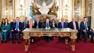 El presidente Javier Milei rodeado por su gabinete.
