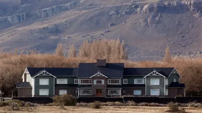 Entre las propiedades de la expresidenta se encuentra el emblemático hotel de la familia Kirchner “Los Sauces” y el hotel “Las Dunas” en El Calafate; y el departamento de Juncal y Uruguay, en Recoleta.