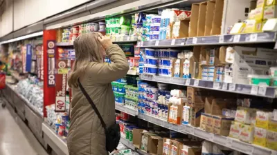 Aumentos. Los alimentos y bebidas ascendieron 2,1%. La disparada del dólar y la aceleración de precios acorralan al ministro de Economía, Luis Caputo.