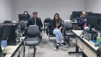 Edgardo Kueider y su pareja durante el juicio por contrabando que enfrentan en Paraguay.