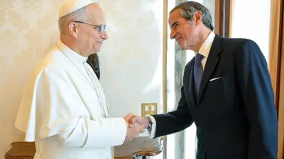 Rafel Grossi saluda al papa León XIV.