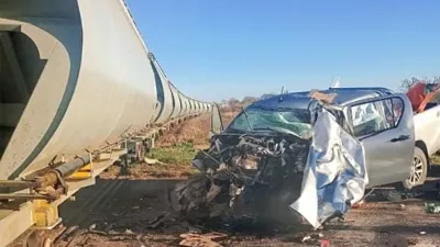 En el kilómetro 190 y medio de la Ruta 12, el choque entre una camioneta y un tren de carga dejó tres muertos y un herido grave.
