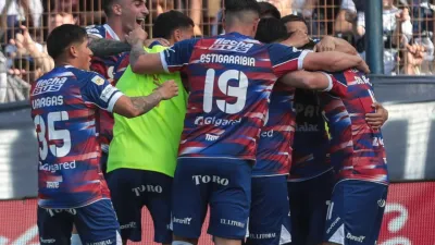 Jugadores de Unión celebran uno de sus goles frente a Gimnasia.