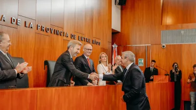 Imagen de archivo de la asunción de Carlos Federico Tepsich como vocal de la Sala Civil y Comercial del Superior Tribunal de Justicia de Entre Ríos, cuando es saludado por el gobernador Rogelio Frigerio.