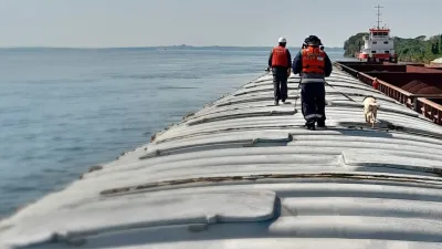 La Dirección General de Aduanas en un control de barcazas con bandera paraguaya sobre la Hidrovía Paraguay-Paraná.