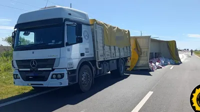 El vuelco del acoplado del camión se produjo en el kilómetro 167 de la Ruta Nacional N° 18.