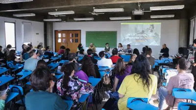 estudiantes universitarios en clase