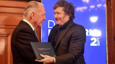 El empresario Daniel Funes de Rioja, extitular de la UIA, cuando recibió a Javier Milei en la entidad fabril; fue el año pasado, antes de las tensiones del Presidente con los industriales.