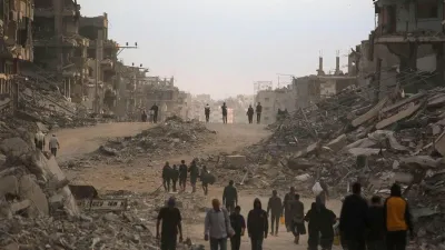 Cientos de miles de palestinos regresan a la devastada ciudad de Gaza.