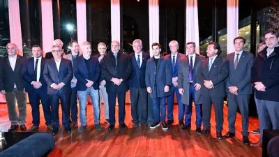 Guillermo Francos junto a gobernadores en La Rural.