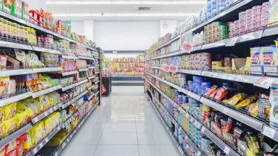 Góndolas. La mercadería se acumula y se vence por la caída de las ventas.