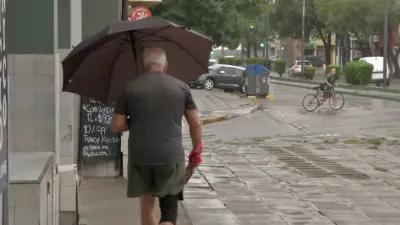 hombre con paraguas Paraná