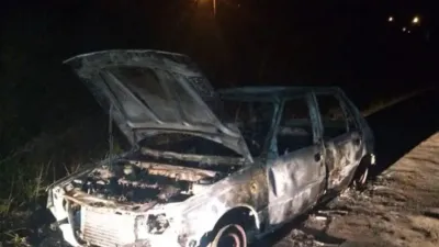 Pese a la intervención de bomberos y efectivos de Comisaría Tercera, el fuego avanzó con intensidad hasta consumir el auto en su totalidad.