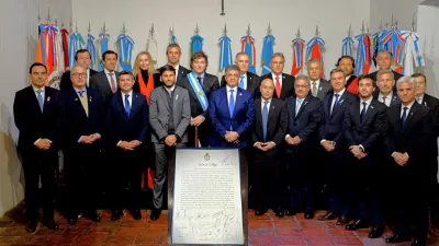 Javier Milei junto a los gobernadores que firmaron el llamado Pacto de Mayo en 2024.
