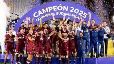 El plantel de Lanús levanta el trofeo de la Copa Sudamericana